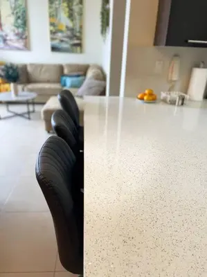 a white counter top in a living room with a table at Encanto Urbano in San Salvador