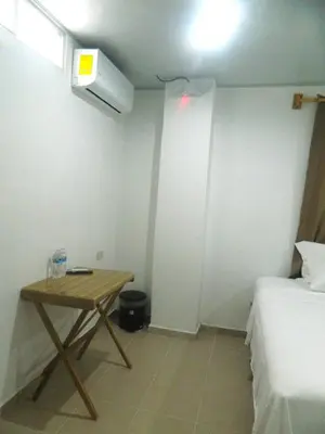 a small room with a table and a bed at KaiBlue Hotel y Restaurante in La Libertad