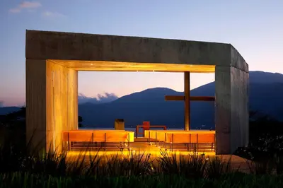 a building with a bench and a cross at Cardedeu Hotel Lago de Coatepeque in El Congo
