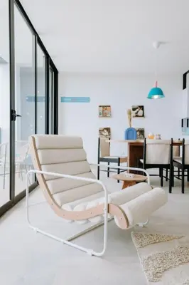 a white chair in a room with a table at ¡Sivar Sound! Music Design! in San Salvador