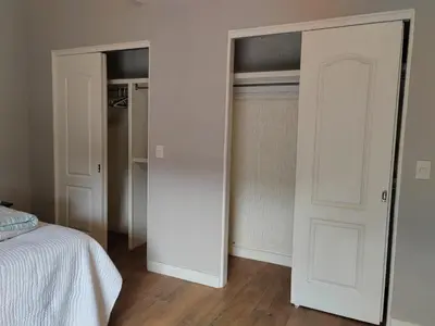 a bedroom with a white door and a bed at Residencia preciosa de 2 planta in San Salvador