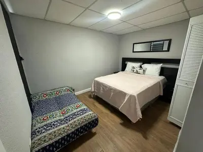 a bedroom with a bed and a couch in it at Residencia preciosa de 2 planta in San Salvador