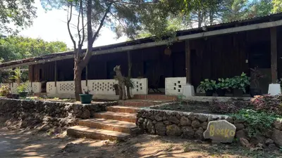 a building with stairs and a stone wall at Bosko cerro verde in Lomas de San Marcelino