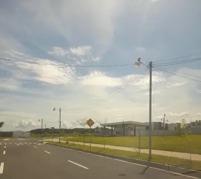 an empty road with a building and a street sign at Casa flores Residencial Privada Nueva San miguel in San Miguel