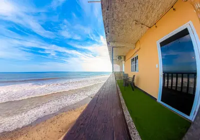 a room with a view of the beach at Sunset Views - Acogedor con vista al mar in La Libertad