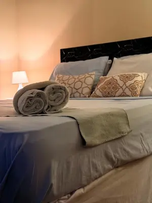 a bed with two towels sitting on top of it at Sunset Views - Acogedor con vista al mar in La Libertad