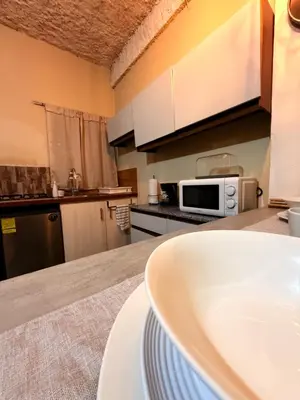 a kitchen with a counter top with a microwave at Sunset Views - Acogedor con vista al mar in La Libertad