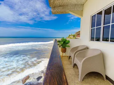 a balcony with chairs and a view of the ocean at Acogedor Loft, Playa Las Flores in La Libertad