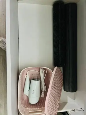 a cupboard with a blender and a speaker and a chair at Elegante y acogedor apartamento en el corazón de San Salvador in San Salvador