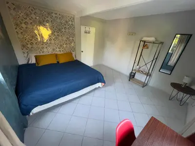 a bedroom with a bed with blue sheets and yellow pillows at Habitación cerca del aeropuerto #2 in La Paz