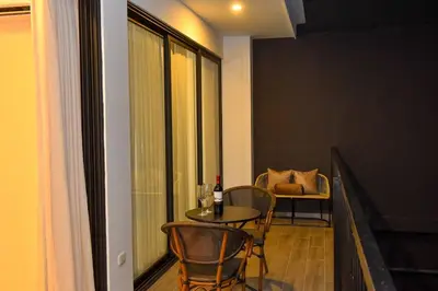 a balcony with a table and chairs in a room at Margo 306- Luxe, Elegant & Cozy Condo- City Center in San Salvador