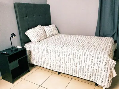 a bedroom with a bed with a green headboard at Disfruta y siéntete como en casa in San Miguel