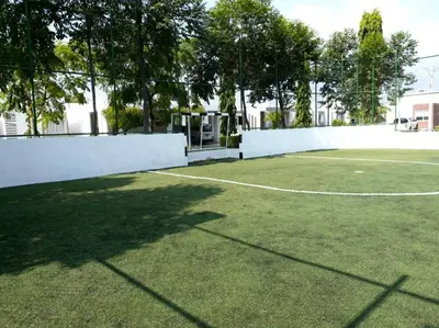 a tennis court with a white wall at Disfruta y siéntete como en casa in San Miguel