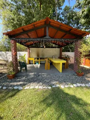a picnic shelter with a yellow picnic table in a yard at Cielo Azul in La Libertad