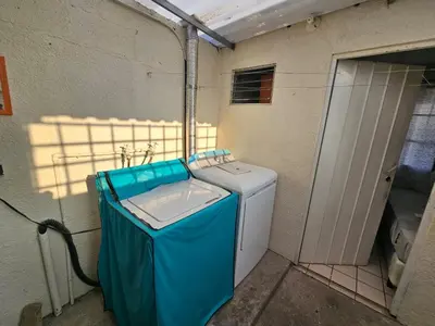a washer and dryer in a room with a wall at Buena Vista Home in Nueva San Salvador