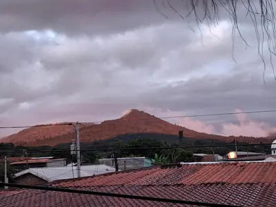 a view of a mountain on a cloudy day at Casaca in Concepción de Ataco