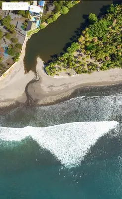 an aerial view of a beach and the ocean at Mirasurf Hotel & Waves in El Sunzal
