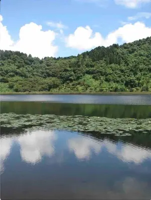 a lake with a reflection of the clouds in the water at Casa Villas Suizas I cerca de Laberinto de Albania in Apaneca