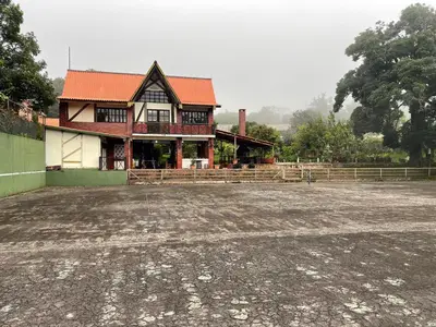 a large house with an empty lot in front of it at Casa Villas Suizas I cerca de Laberinto de Albania in Apaneca