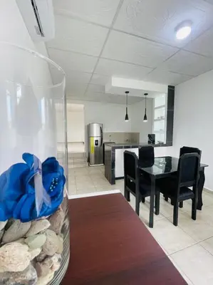 a living room with a fish tank and a table at Stay Loft Mejicanos A 10 min del Centro Histórico in Mexicanos