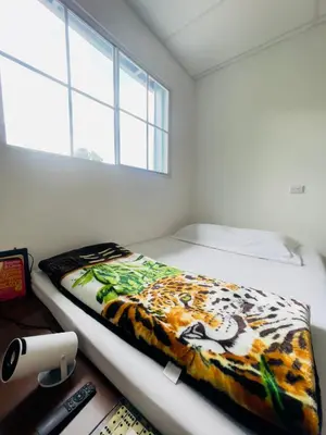 a bed in a room with a window at Stay Loft Mejicanos A 10 min del Centro Histórico in Mexicanos