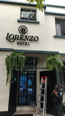 a police officer standing in front of a hotel at Lorenzo Hotel in San Salvador