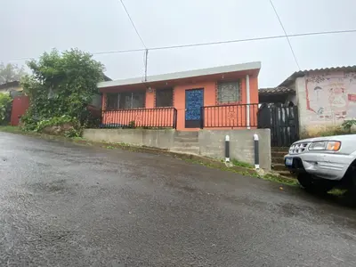 a car parked in front of a house at Casa Juayúa in Juayúa