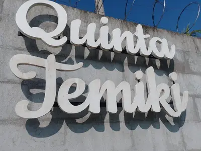a sign for a guzmanarmaarma restaurant on a building at Quinta Temiki in San Pedro Masahuat