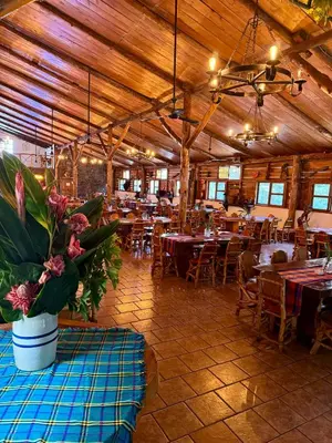 a dining room with tables and chairs in a restaurant at Hotel y Restaurante Alicante de Montaña, El Salvador in Los Tablones