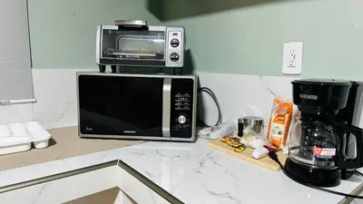 a microwave sitting on top of a kitchen counter at Muy cerca de playas y miradores muy accesible a la ciudad y comercios in La Unión