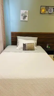 a bedroom with a large white bed with a wooden headboard at Muy cerca de playas y miradores muy accesible a la ciudad y comercios in La Unión