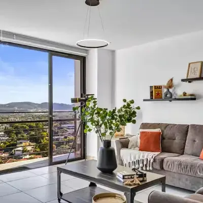 Modern apt with stunning city and mountain views