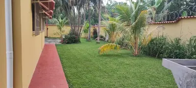 a yard with a red carpet on the grass at El Paraíso Escondido in San Luis