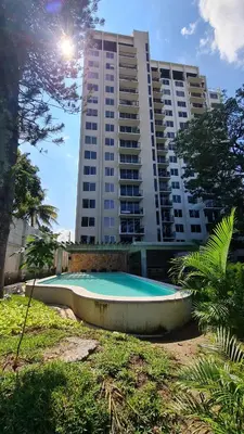 an empty pool in front of a tall building at Condo 9, San Francisco Tower in San Salvador