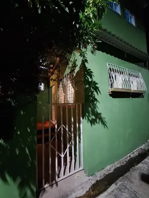 a green building with a gate and a window at Casa de Limón 01 in Santa Ana