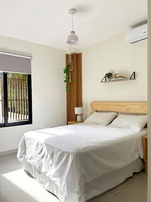 a bedroom with two beds with white sheets and a window at Hotel Rimani in San Salvador