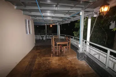 a patio with a table and chairs on a balcony at Suite panorámica con terraza in San Salvador
