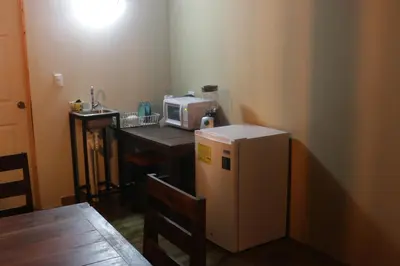a small kitchen with a microwave and a table at Suite panorámica con terraza in San Salvador