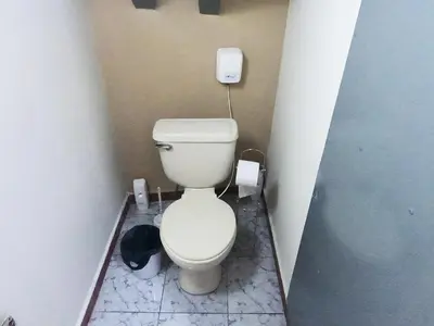 a bathroom with a white toilet in a stall at Suite panorámica con terraza in San Salvador