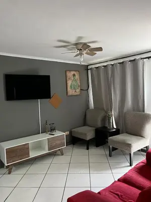 a living room with a couch and a tv at Todo cerca Apartamento Familiar en el corazón de San Salvador in San Salvador