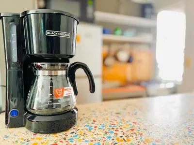 a coffee maker sitting on top of a counter at Todo cerca Apartamento Familiar en el corazón de San Salvador in San Salvador