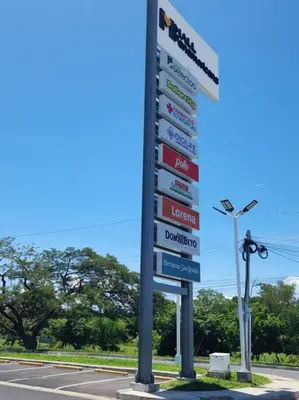 a street sign on the side of a road at Casa Villa El Escape en Residencial Villa Panamericana in San Miguel