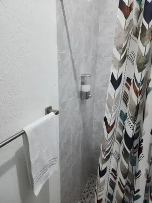 a bathroom with a shower with a shower curtain at Casa Villa El Escape en Residencial Villa Panamericana in San Miguel