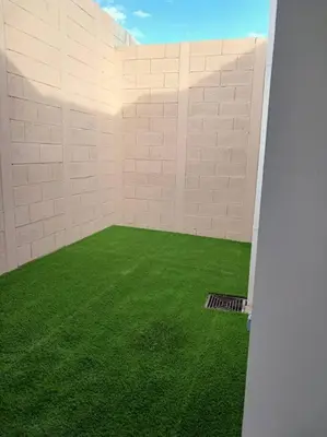 a room with green grass and a wall at Casa Villa El Escape en Residencial Villa Panamericana in San Miguel