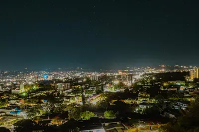 a view of a city at night at Brisa Serena Apartamento con parqueo y gran terraza en La Escalón in San Salvador