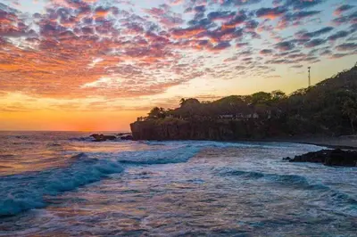 a sunset over a beach with the ocean at Casa Las Doroteo in El Sunzal