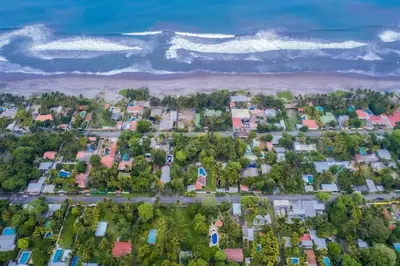 an aerial view of a neighborhood with houses and the ocean at Rancho El Ancla Surf City Wi-Fi AC Pool in La Libertad
