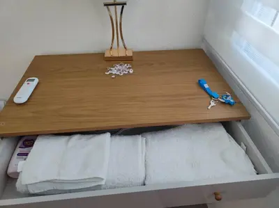 a wooden table with towels and a remote control on it at casa familiar, HOME sweet HOME san Miguel