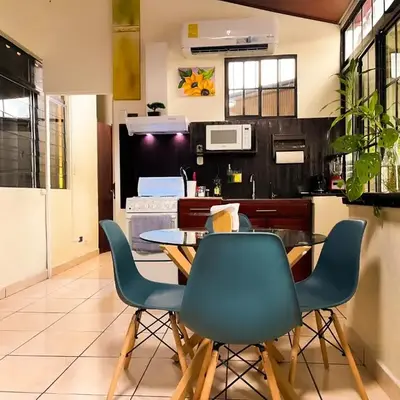 Apartamento dos habitaciones baños completos WiFi y AC todo el apto
