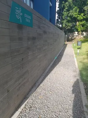a wall with a sign on it next to a sidewalk at Avitat Fit 3Hab 5P Espectacular Vista al Volcan in San Salvador